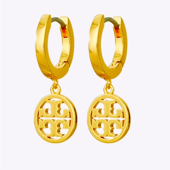 ❌PRICE DROP❌NWT GORGEOUS TORI BURCH GOLD LOGO HUGGIE HOOP/DANGLE EARRINGS - Picture 1 of 5
